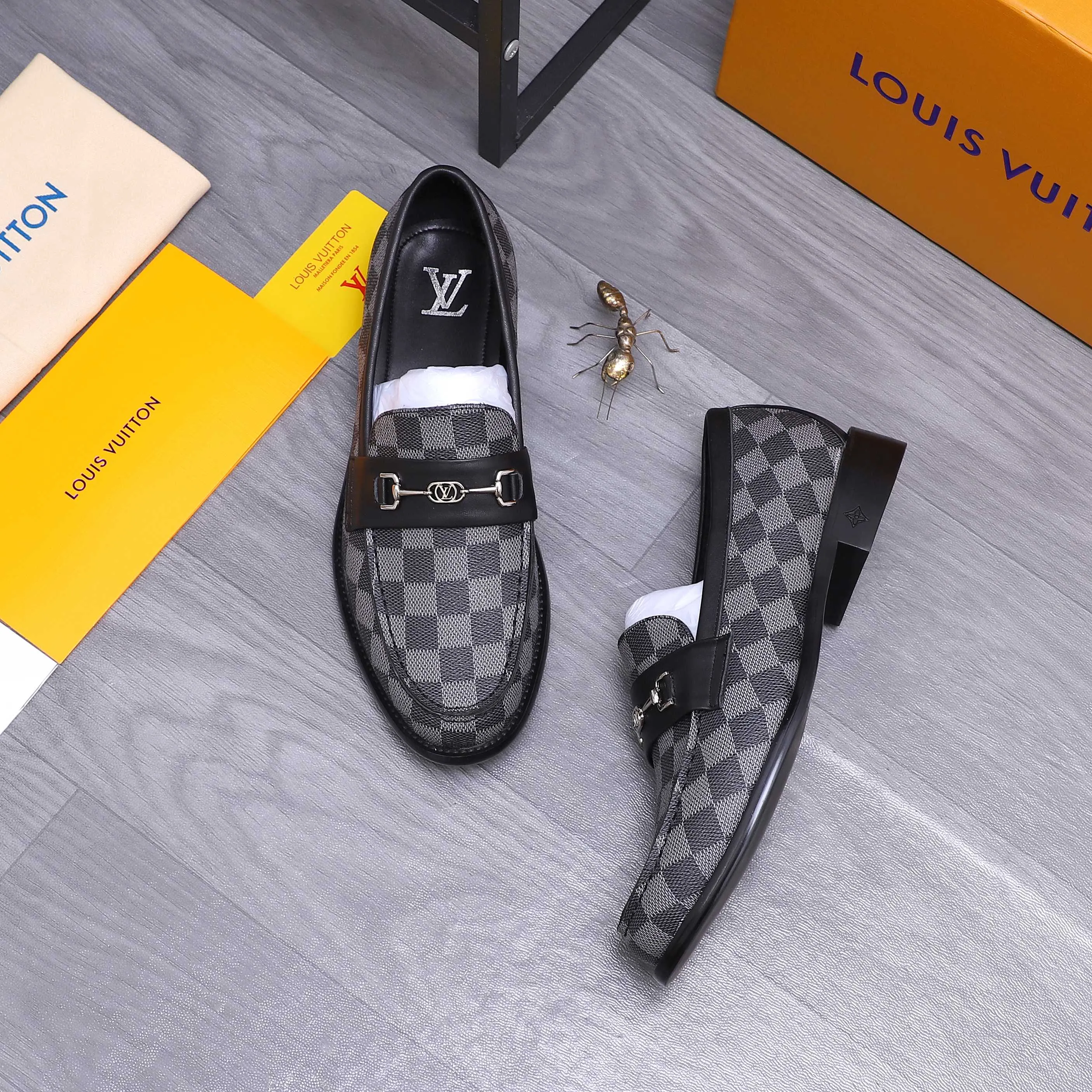 Men's shoes 💰660 Product trademark: LV [Louis Vuitton] business casual slip-on leather shoes, regular size. Size: 39-44 (38.45 custom-made, non-returnable) Product materials: Selected classic plaid upper, cowhide lining, original outsole